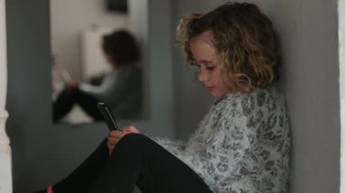  Joven hace una videollamada durante la cuarentena desde casa con el film