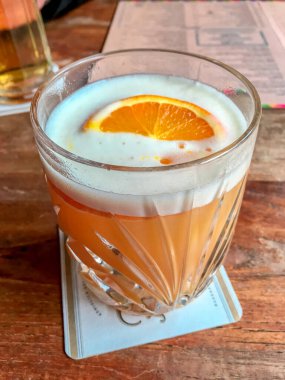 Portakal suyu ekşili bir fincan.