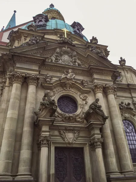 Kostel s lebkami ve městě Wuerzburg, Německo — Stock fotografie