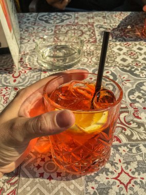 Tuscany 'de güneşli bir günde Aperol Spritz