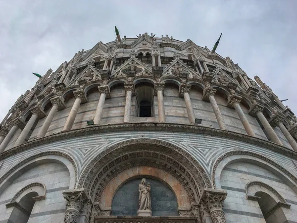 Batistério na Praça dos Milagres em Pisa, Itália — Fotografia de Stock