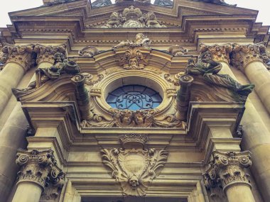 Almanya 'nın Wuerzburg şehrinde kafatasları olan bir kilise.