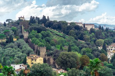 İtalya, Floransa 'da bir dağ manzarası. Bulutlu bir gün