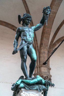 Floransa 'da Medusa' nın başı ile birlikte Perseus Heykeli