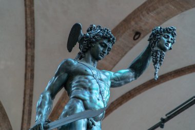 Floransa 'da Medusa' nın başı ile birlikte Perseus Heykeli