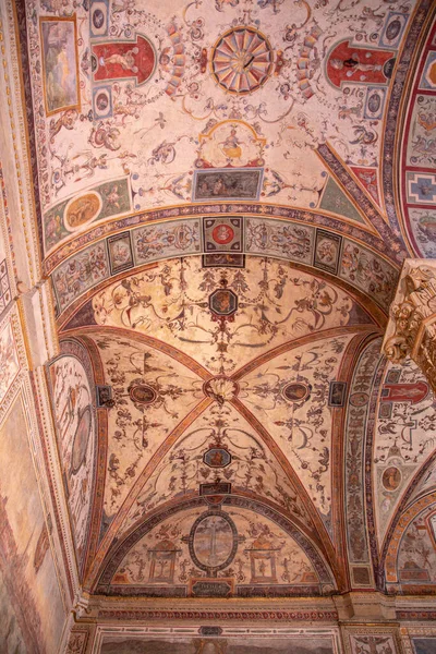 Великолепный мозаичный потолок церкви во Флоренции — стоковое фото