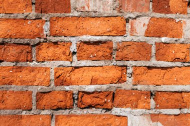 Eski kırık kırmızı tuğladan yapılmış bir duvar parçası. Yaratıcı arkaplan, doku. Metin için alanı kopyala