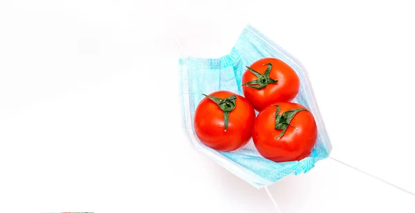 Tres Tomates Están Acostados Sobre Una Máscara Médica Protectora Sobre — Foto de Stock
