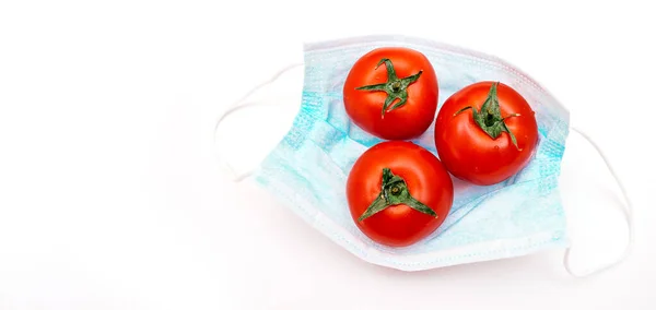 Tres Tomates Están Acostados Sobre Una Máscara Médica Protectora Sobre — Foto de Stock