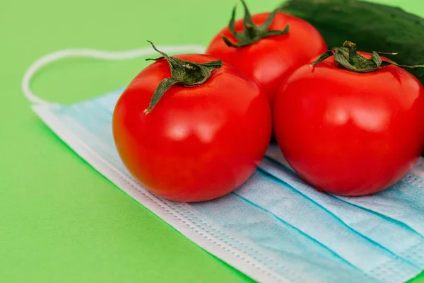 Tres Tomates Pepino Cerca Yacen Sobre Una Máscara Médica Protectora — Foto de Stock