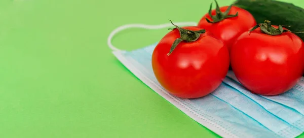 Tres Tomates Pepino Cerca Están Acostados Sobre Una Máscara Médica — Foto de Stock
