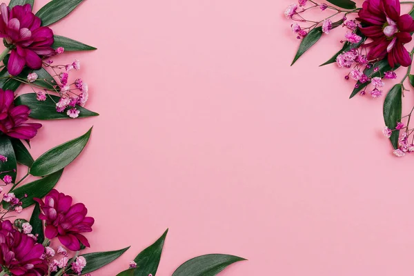 Φύλλα Του Ruscus Βυσσινί Χρυσάνθεμα Και Ροζ Γυψόφυλλες Στο Ροζ — Φωτογραφία Αρχείου