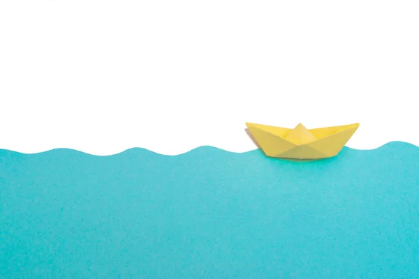 Жовтий Паперовий Корабель Плаває Блакитних Паперових Хвилях Мінімальна Концепція Літа — стокове фото