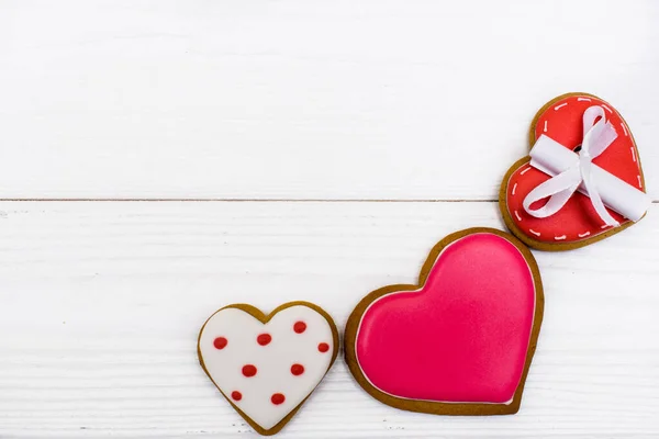 Colocación Plana Hecha Galletas Jengibre Forma Corazón Sobre Fondo Madera — Foto de Stock