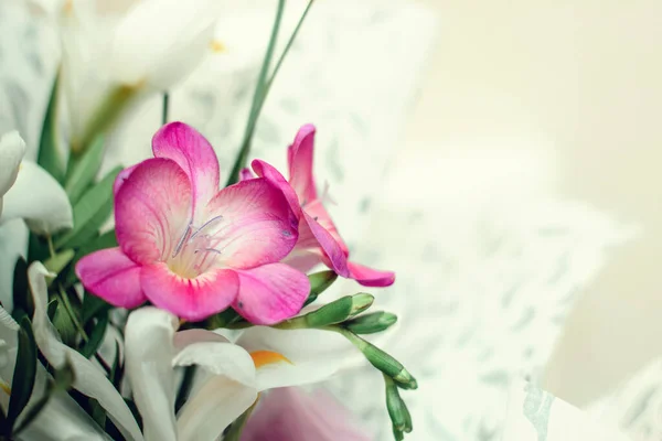 Лагідний Весняний Букет Білих Троянд Білі Іриси Булак Фрезії Подарунок — стокове фото