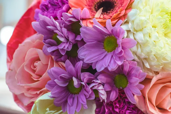 工艺用纸上色彩斑斓的粉红色大玫瑰 白色心房 紫色康乃馨和菊花的螺旋花束 — 图库照片