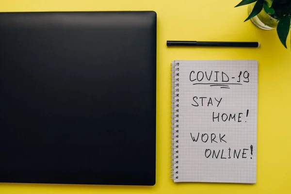 홈페이지에서 콘셉트 Laptop Pen Notebook Text Covid Stay Home Work — 스톡 사진