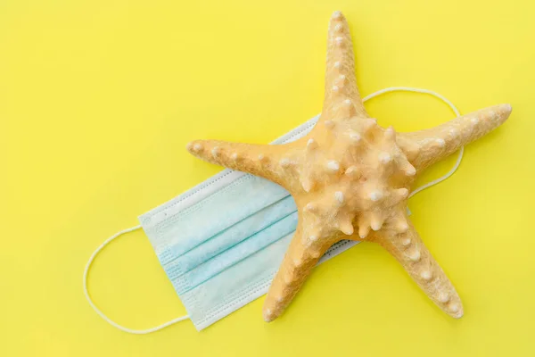 Starfish Protective Mask Yellow Background Concept Cancelled Summer Vacation Travel — Stock Photo, Image