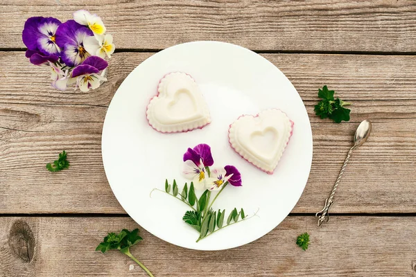 Soufflé Forma Corazón Con Requesón Agar Agar Crema Sobre Plato — Foto de Stock