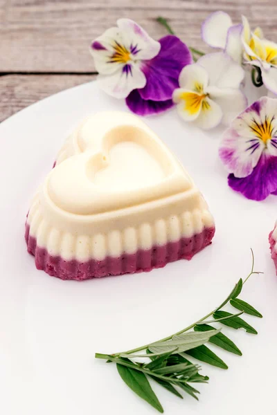 Soufflé Forma Corazón Con Requesón Agar Agar Crema Sobre Plato — Foto de Stock