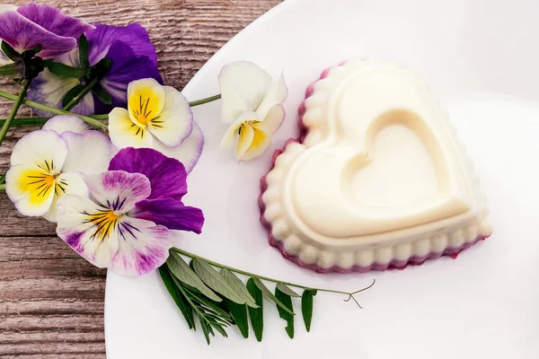 Soufflé Forma Corazón Con Requesón Agar Agar Crema Sobre Plato — Foto de Stock