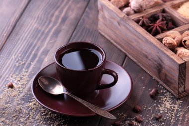 Kahve ve baharat ahşap yazıcılar kutusunda.