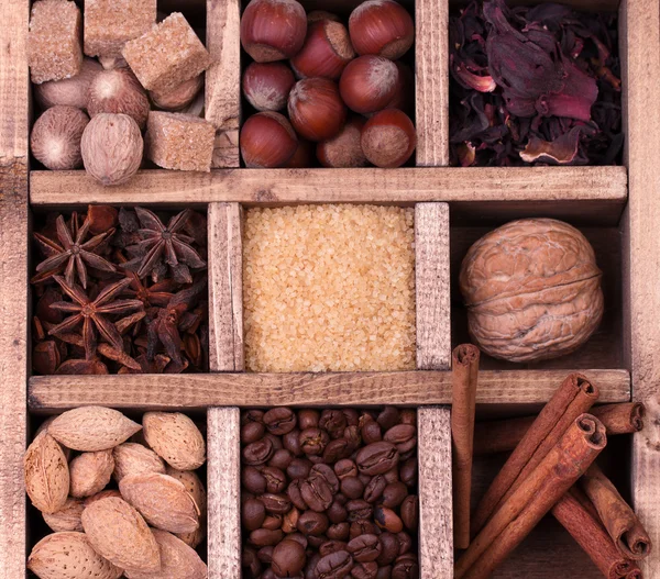 Coffee and spices in a wooden printers box. — Stock Photo, Image