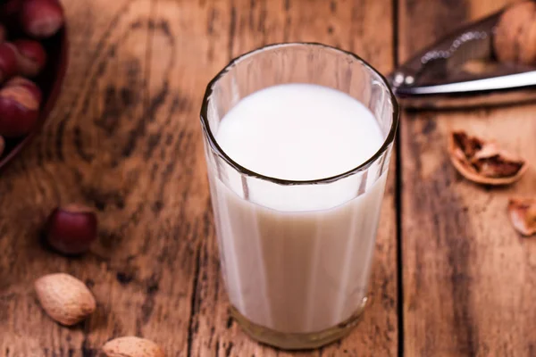 Leche de almendras en un vaso —  Fotos de Stock