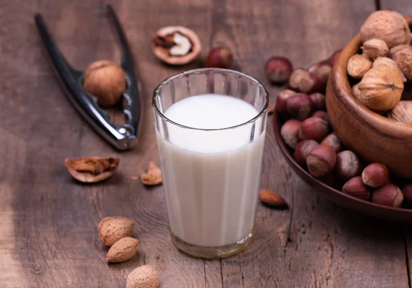 Leche de almendras en un vaso —  Fotos de Stock