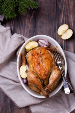 Tavuğu ahşap masada kızarttım.