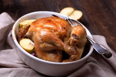 Tavuğu ahşap masada kızarttım.