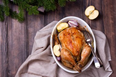 Tavuğu ahşap masada kızarttım.