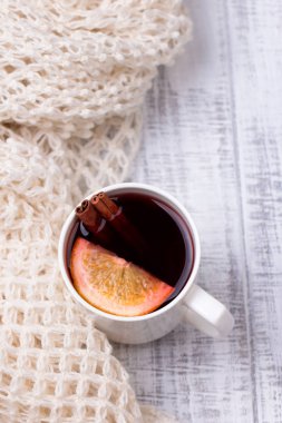 Beyaz porselen kupa baharat ve narenciye meyve mulled şarap