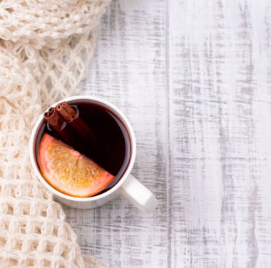 Beyaz porselen kupa baharat ve narenciye meyve mulled şarap