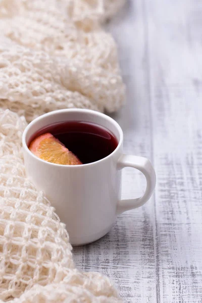 Glühwein in wit porselein Mok met specerijen en citrusvruchten — Stockfoto