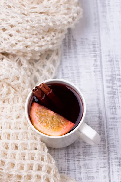 Beyaz porselen kupa baharat ve narenciye meyve mulled şarap