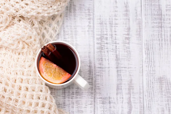 Glühwein in wit porselein Mok met specerijen en citrusvruchten — Stockfoto