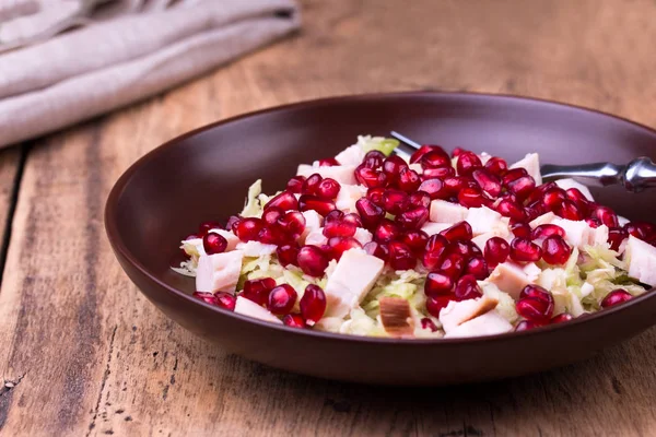 Healthy salad with pomegranate seeds, chicken and cabbage. — Stock Photo, Image