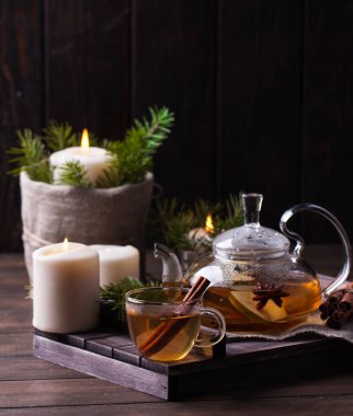 Olgun armut ve tarçın ile sıcak meyve çayı.