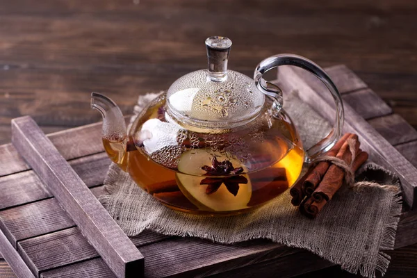 Warme vruchten thee met rijpe peren en kaneel. — Stockfoto