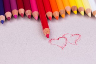 Çok renkli kalemler üzerinde bej pastel kağıt kaba doku tahıl.