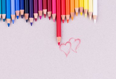 Çok renkli kalemler üzerinde bej pastel kağıt kaba doku tahıl.