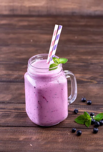 bir cam kavanoza Blueberry smoothie.