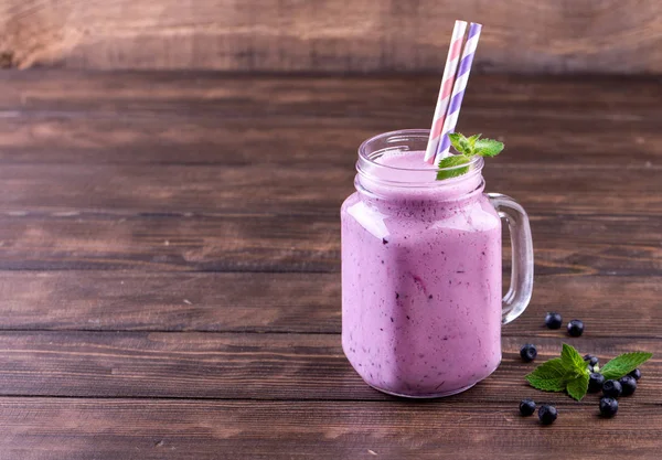 Batido de arándanos en un frasco de vidrio . — Foto de Stock