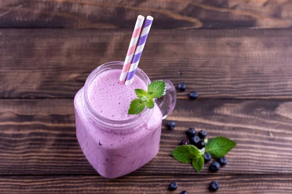 Smoothie de mirtilo em um jarro de vidro . — Fotografia de Stock