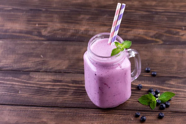 Smoothie de mirtilo em um jarro de vidro . — Fotografia de Stock