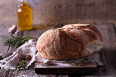 ev yapımı taze pişmiş ekmek ahşap kesme tahtası üzerinde