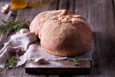 ev yapımı taze pişmiş ekmek ahşap kesme tahtası üzerinde