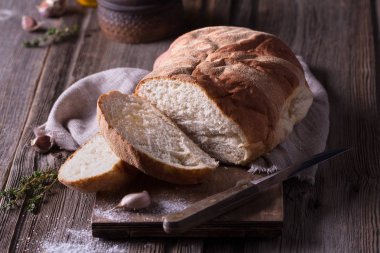 ev yapımı taze pişmiş ekmek ahşap kesme tahtası üzerinde