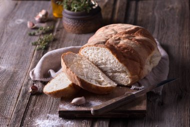 ev yapımı taze pişmiş ekmek ahşap kesme tahtası üzerinde